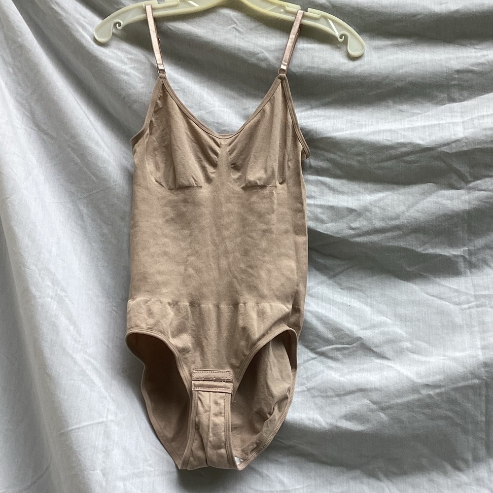 Unbranded tan shape wear with adjustable skinny straps, size large